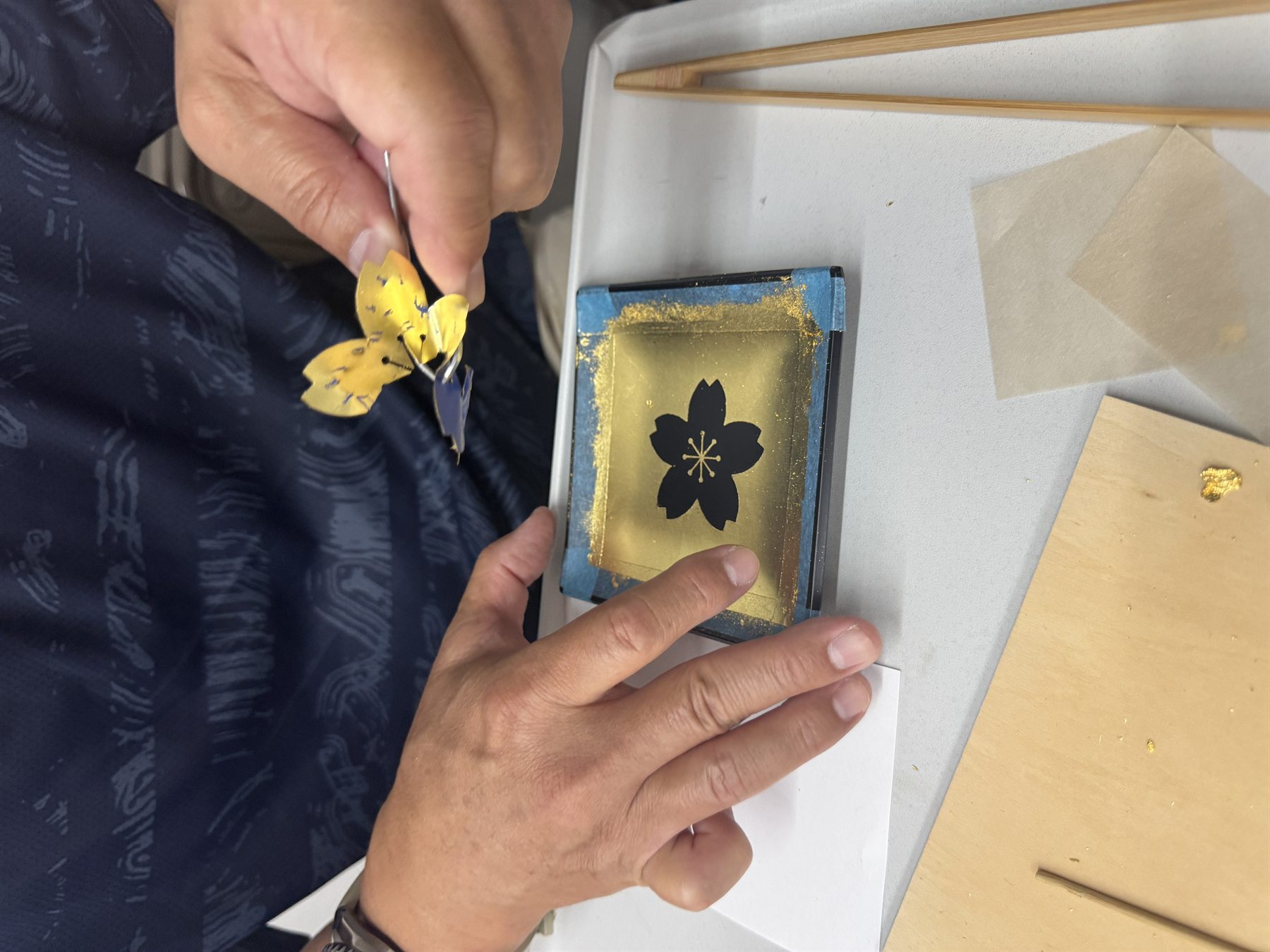 金箔押し体験で金箔を扱う様子