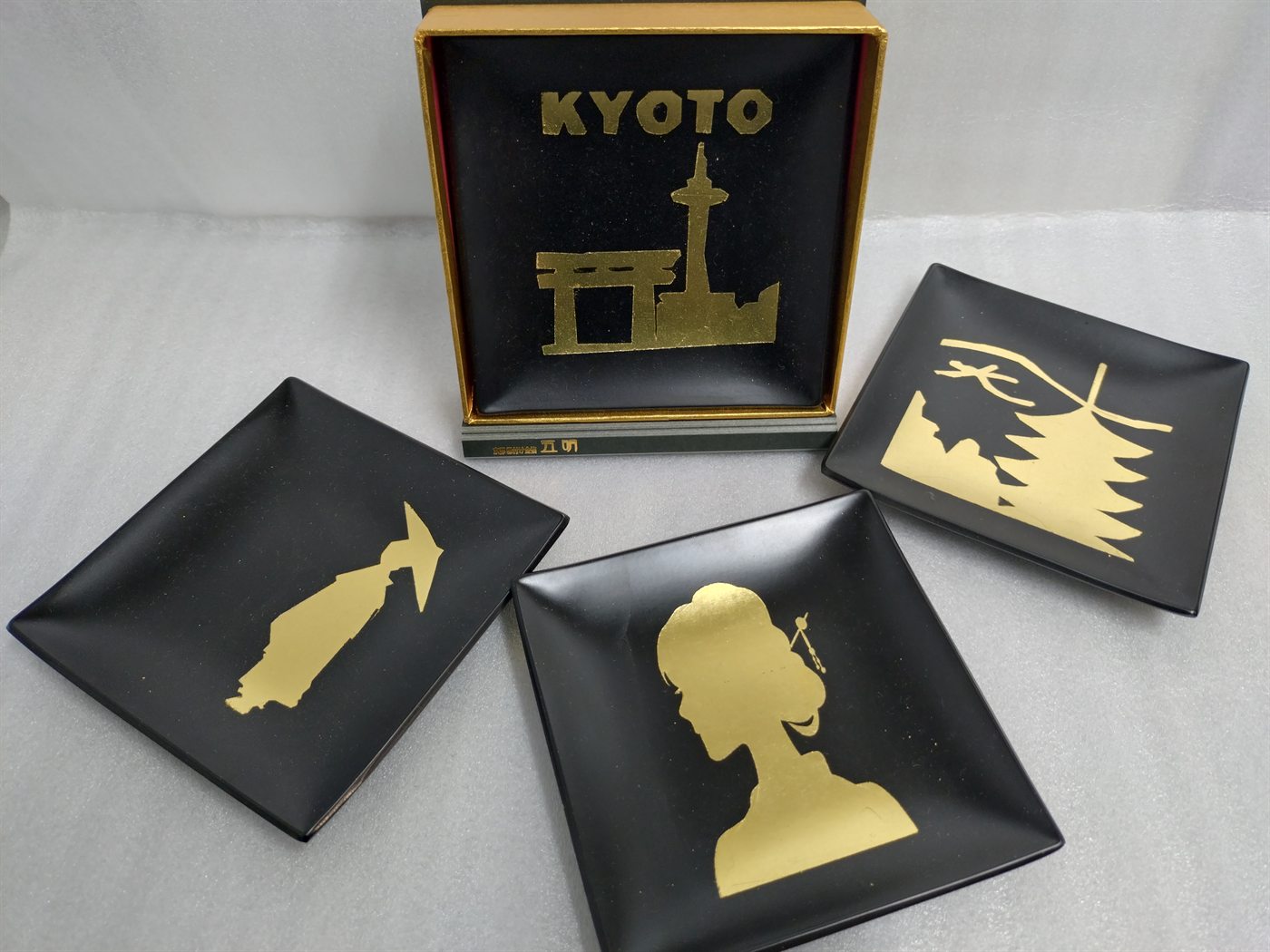 京都を題材にした金箔押し作品